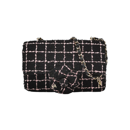 Flap Bag CC turn-lock logo